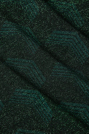 Groene rollneck top Noha 200 van King Louie, close-up van de zachte ribstof en hoge kraag, gedragen door een model.