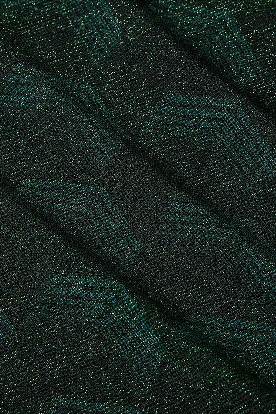 Groene rollneck top Noha 200 van King Louie, close-up van de zachte ribstof en hoge kraag, gedragen door een model.