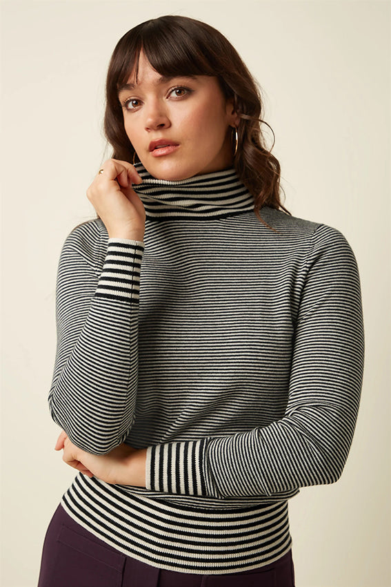 Zwarte rollneck top Sere 001 van King Louie, close-up van de zachte stof en ronde hals.