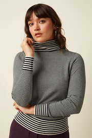 Zwarte rollneck top Sere 001 van King Louie, close-up van de zachte stof en ronde hals.