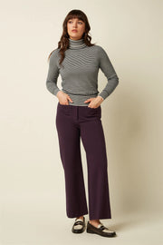 Zwart King Louie rollneck top Sere 001 met hoge kraag, close-up van de zachte katoenen stof en stijlvolle pasvorm
