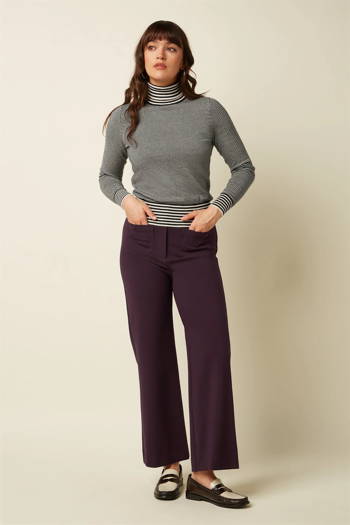 Zwart King Louie rollneck top Sere 001 met hoge kraag, close-up van de zachte katoenen stof en stijlvolle pasvorm