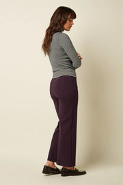 Zwart rollneck top van King Louie, model Sere 001, gedetailleerd close-up van de zachte, hoge kraag en het soepele materiaal.