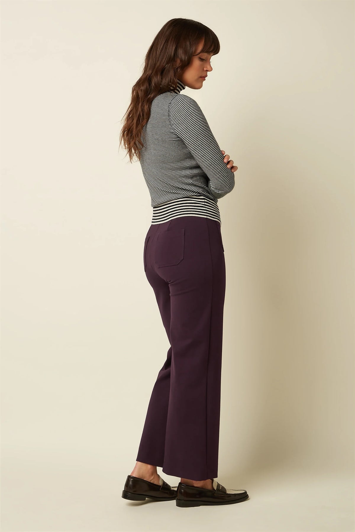 Zwart rollneck top van King Louie, model Sere 001, gedetailleerd close-up van de zachte, hoge kraag en het soepele materiaal.