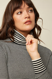 Zwarte rollneck top Sere 001 van King Louie, close-up van de comfortabele, stijlvolle coltrui voor dames.