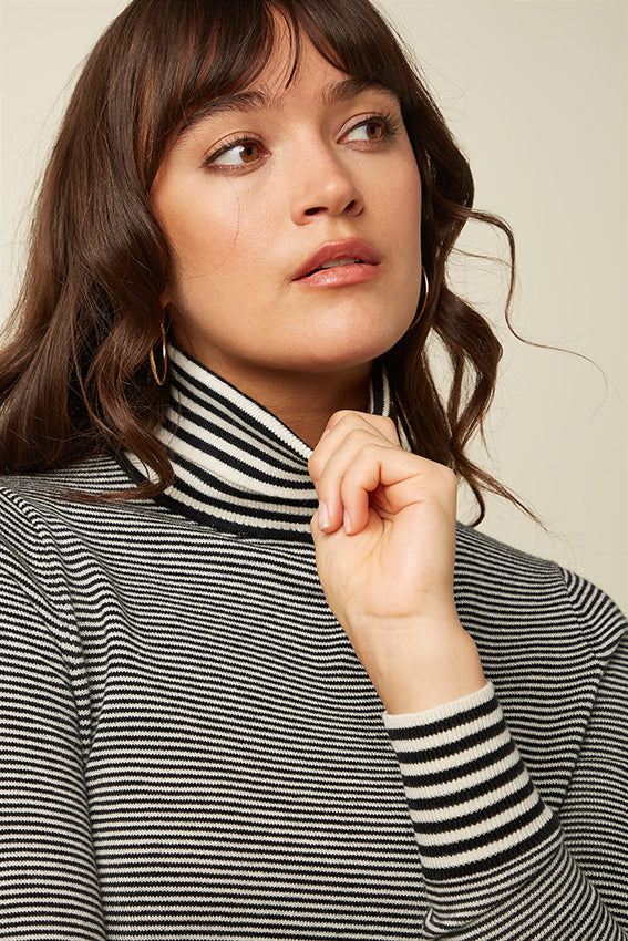 Zwarte rollneck top Sere 001 van King Louie, close-up van de comfortabele, stijlvolle coltrui voor dames.