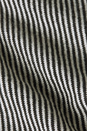 Zwarte rollneck top Sere 001 van King Louie, close-up afbeelding van de zachte, comfortabele kraag en stof.