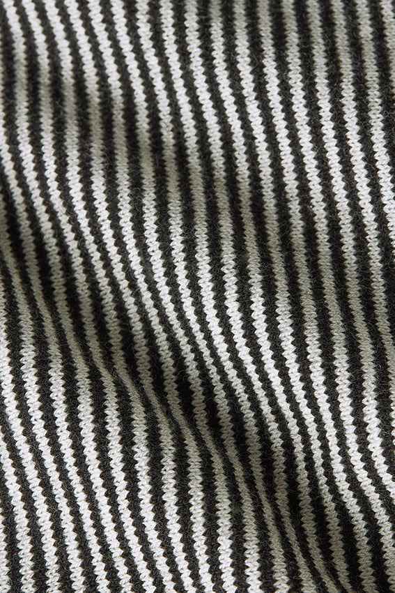 Zwarte rollneck top Sere 001 van King Louie, close-up afbeelding van de zachte, comfortabele kraag en stof.