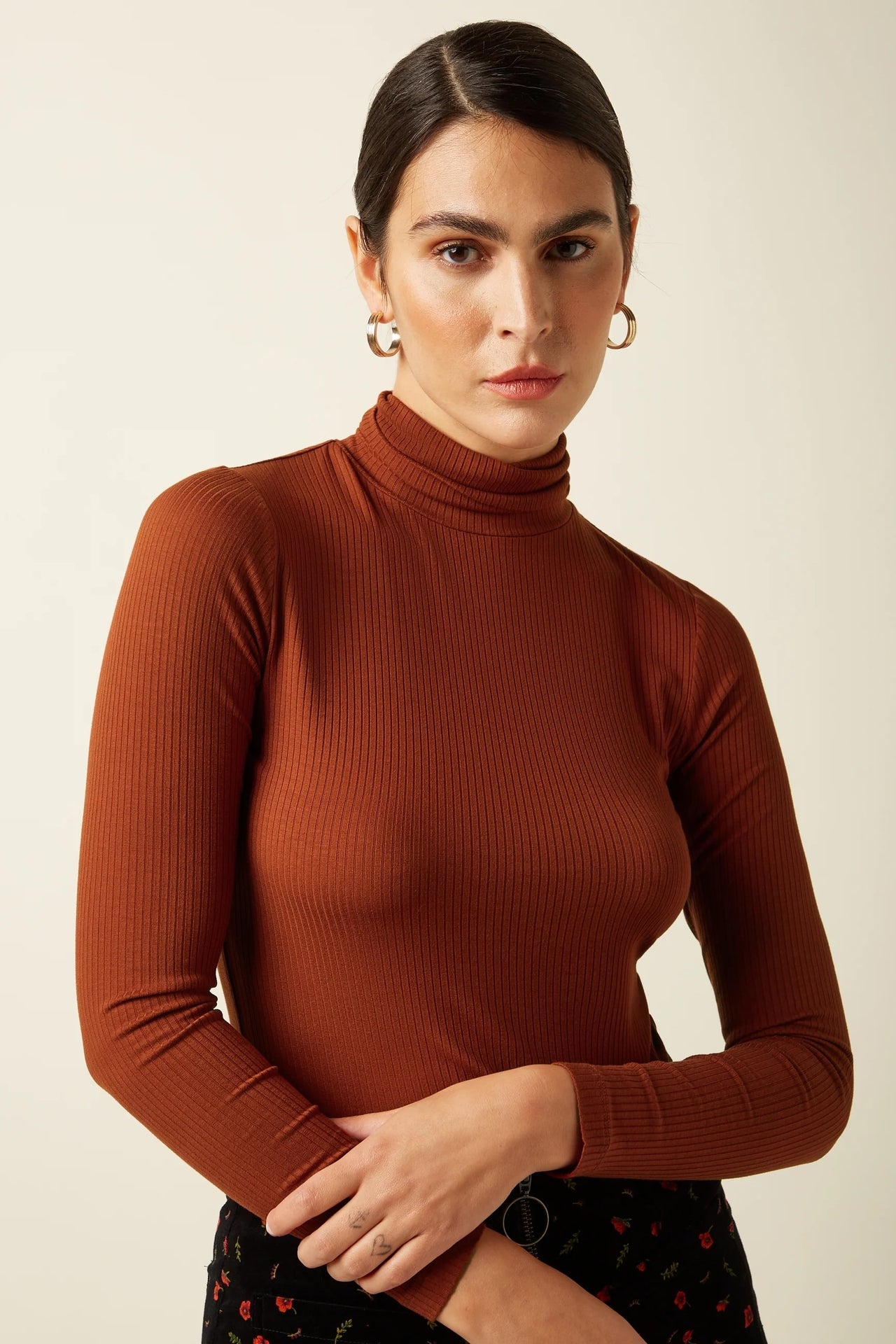 Rollneck Top Uni Rib 554 Spicy Brown - LEEF mode en accessoires
