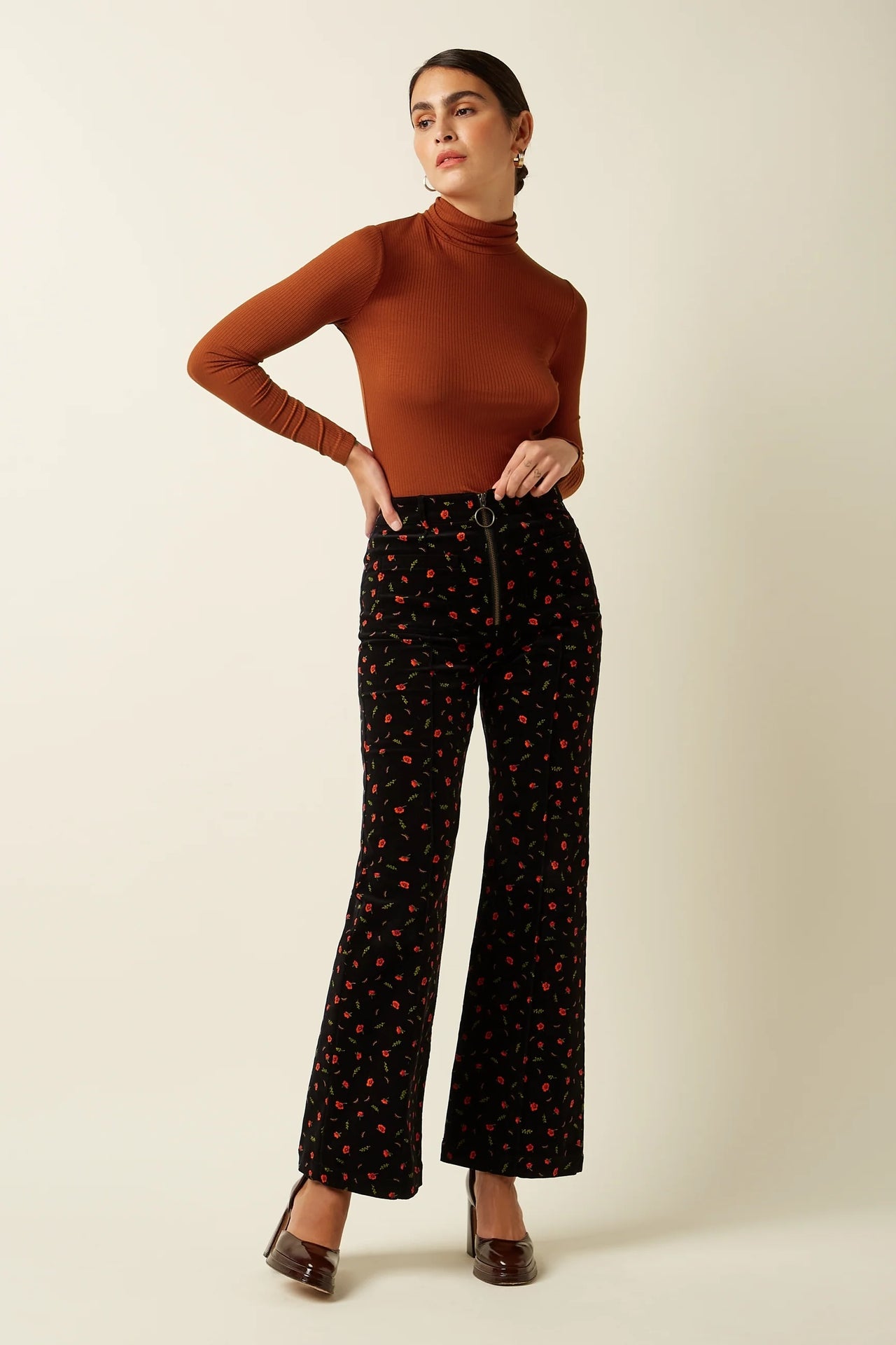 Rollneck Top Uni Rib 554 Spicy Brown - LEEF mode en accessoires