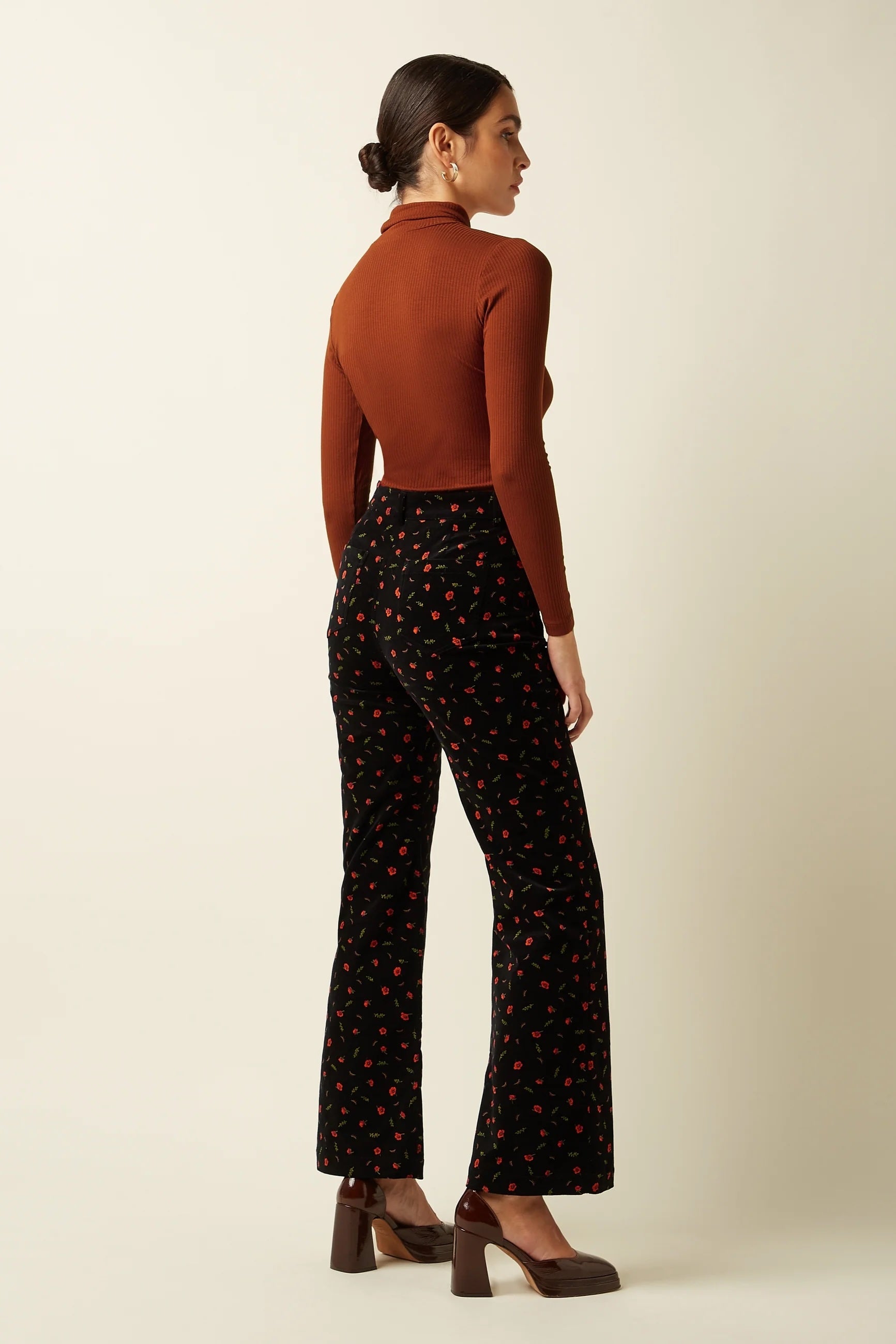 Rollneck Top Uni Rib 554 Spicy Brown - LEEF mode en accessoires