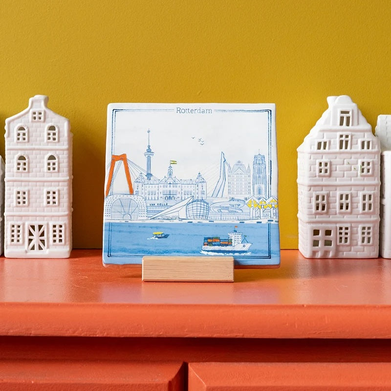 Decoratief tegelontwerp van Rotterdam in 'n Oogopslag van StoryTiles, 10x10 cm, met stedelijke illustratie in heldere kleuren.