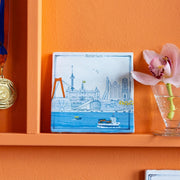 Decoratief tegel met Rotterdam ontwerp, 10x10 cm, van StoryTiles, zichtbaar met kleurrijk stadsbeeld in close-up.