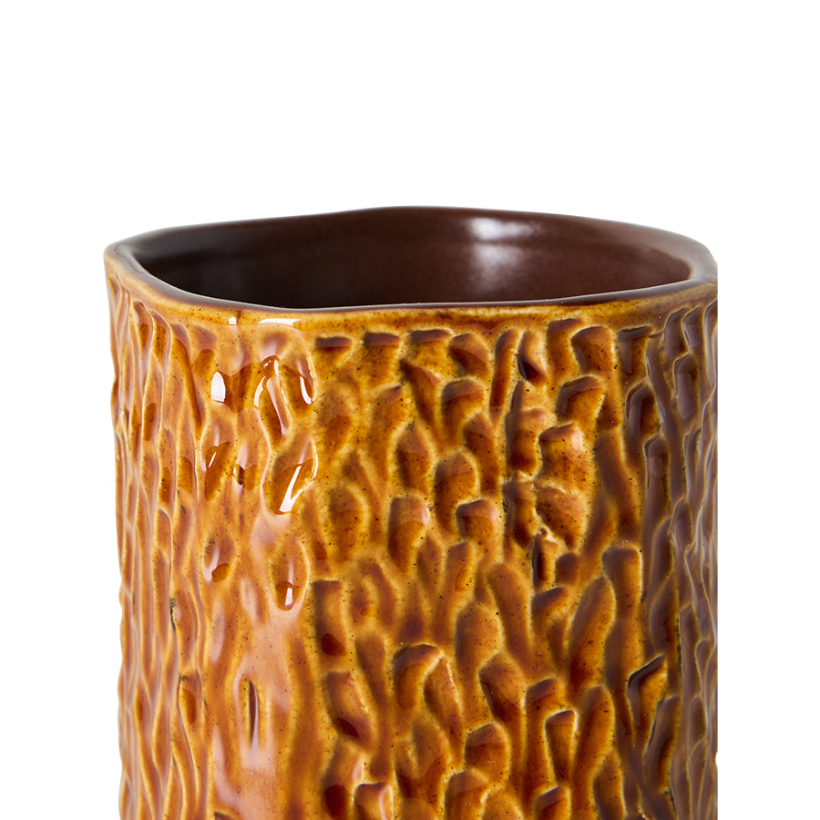 Decoratieve HKliving Rugged vaas in caramelkleurig aardewerk met een ruwe, textured afwerking, geschikt voor bloemen en decoratie.