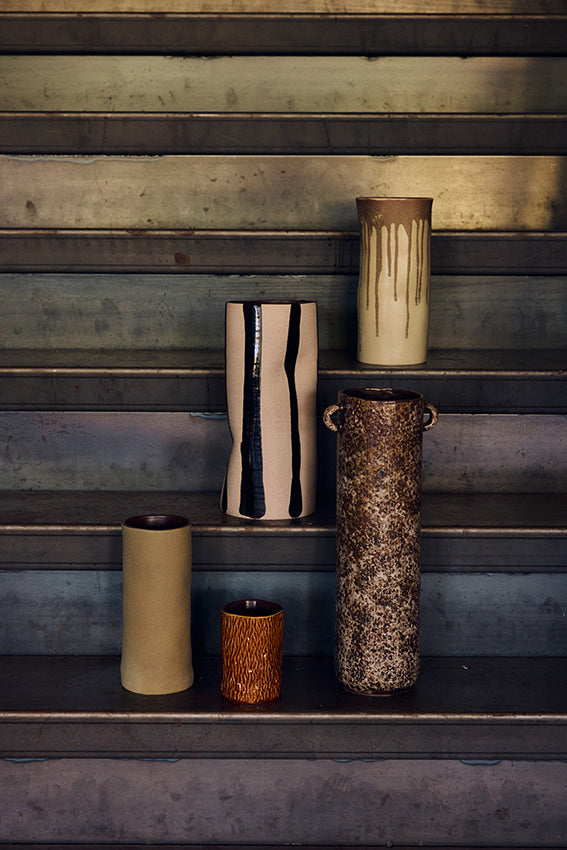 Ruwe caramelkleurige vaas van HKliving met textuurrijke, robuuste afwerking, geschikt voor decoratie of bloemen.