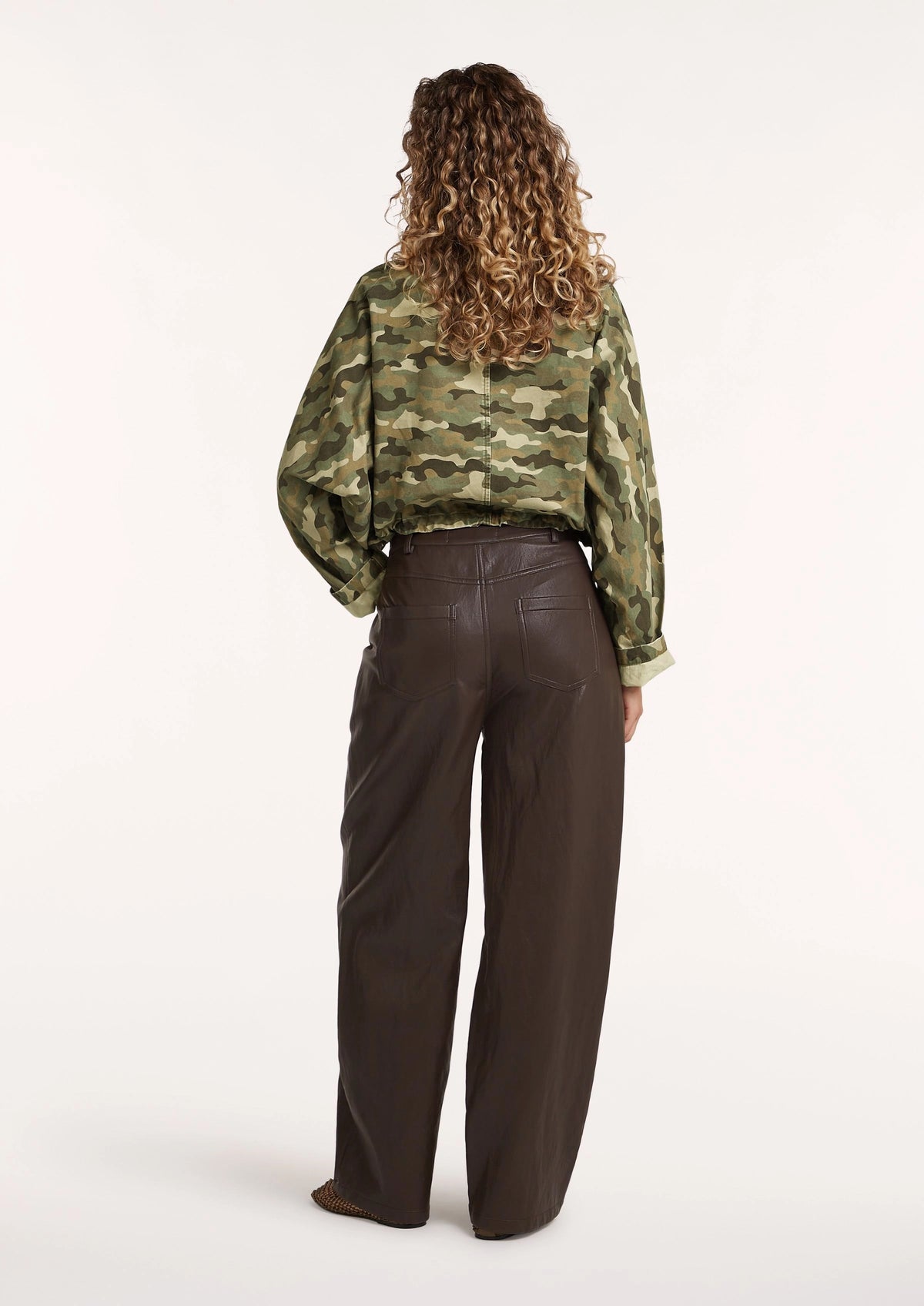 Lange, stijlvolle circle of trust SAIGE-broek in espresso kleur, getailleerd met comfortabele pasvorm en modieuze uitstraling