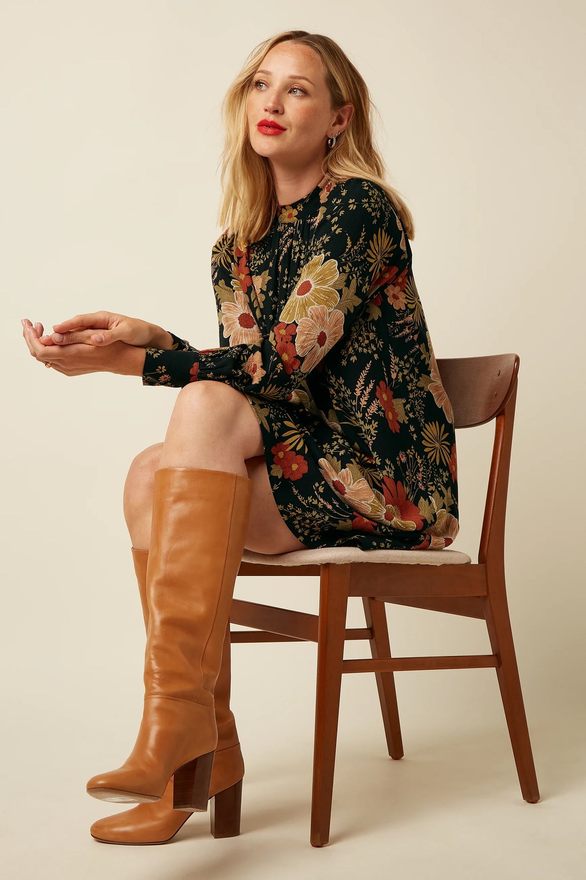 Zwart Sandy jurk Mabel 001 van King Louie, jurk met een flatterend ontwerp en comfortabele pasvorm, zichtbaar op de afbeelding.