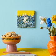 Decoratief wandpaneel van StoryTiles The Observer 10x10 met geometrische patronen en aardetinten voor een moderne uitstraling.