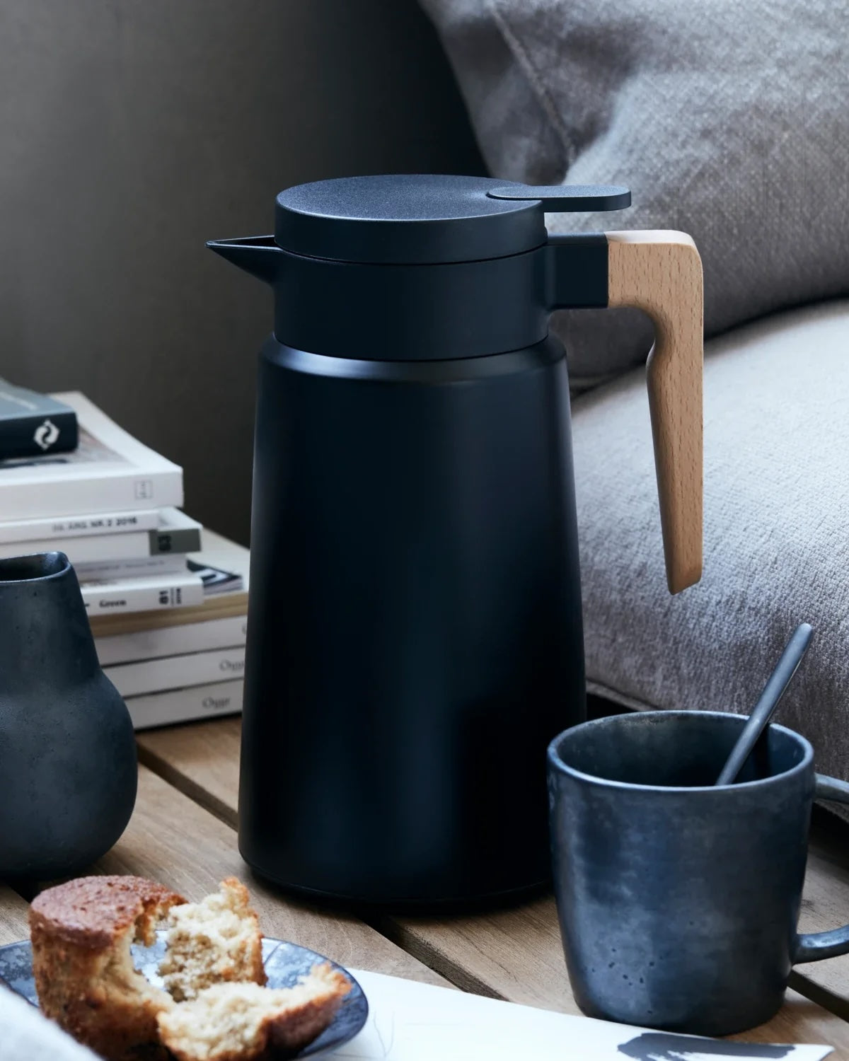 Zwarte House Doctor Thermos HD Cole van 1,8 liter, stevig en praktisch voor warm of koud drinken.