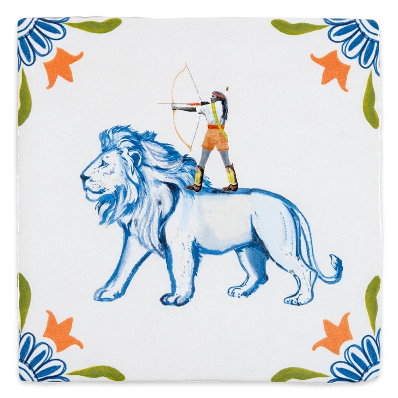 Decoratieve muurplaat van 10x10cm met tekst 'The warrior in me' van StoryTiles, met een zwart-wit ontwerp.