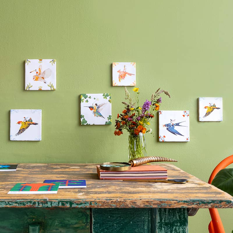 StoryTiles Travelling Bird 10x10 tegeltje met vliegende vogel in wit en blauw relif mmad болсиму