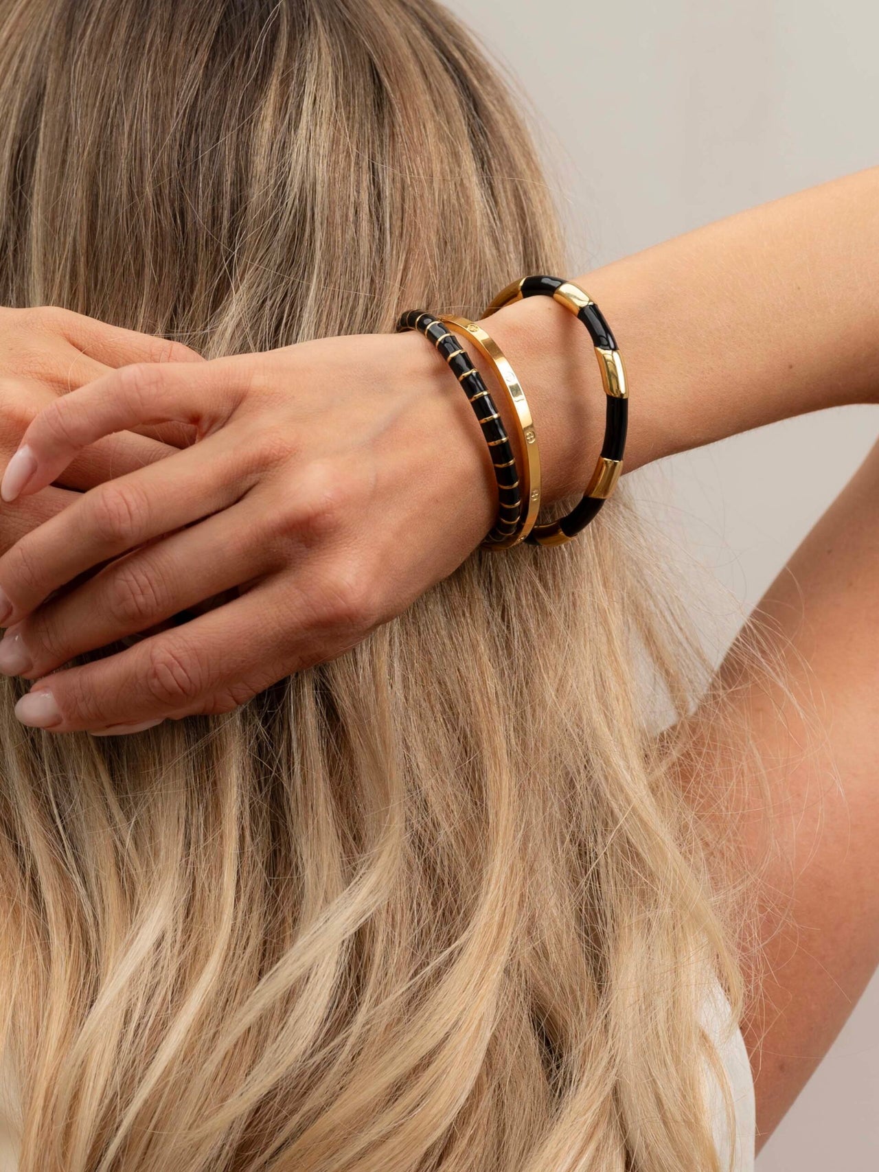 VERGULDE BANGLE MET ZWARTE EMAILLE (III) zwart