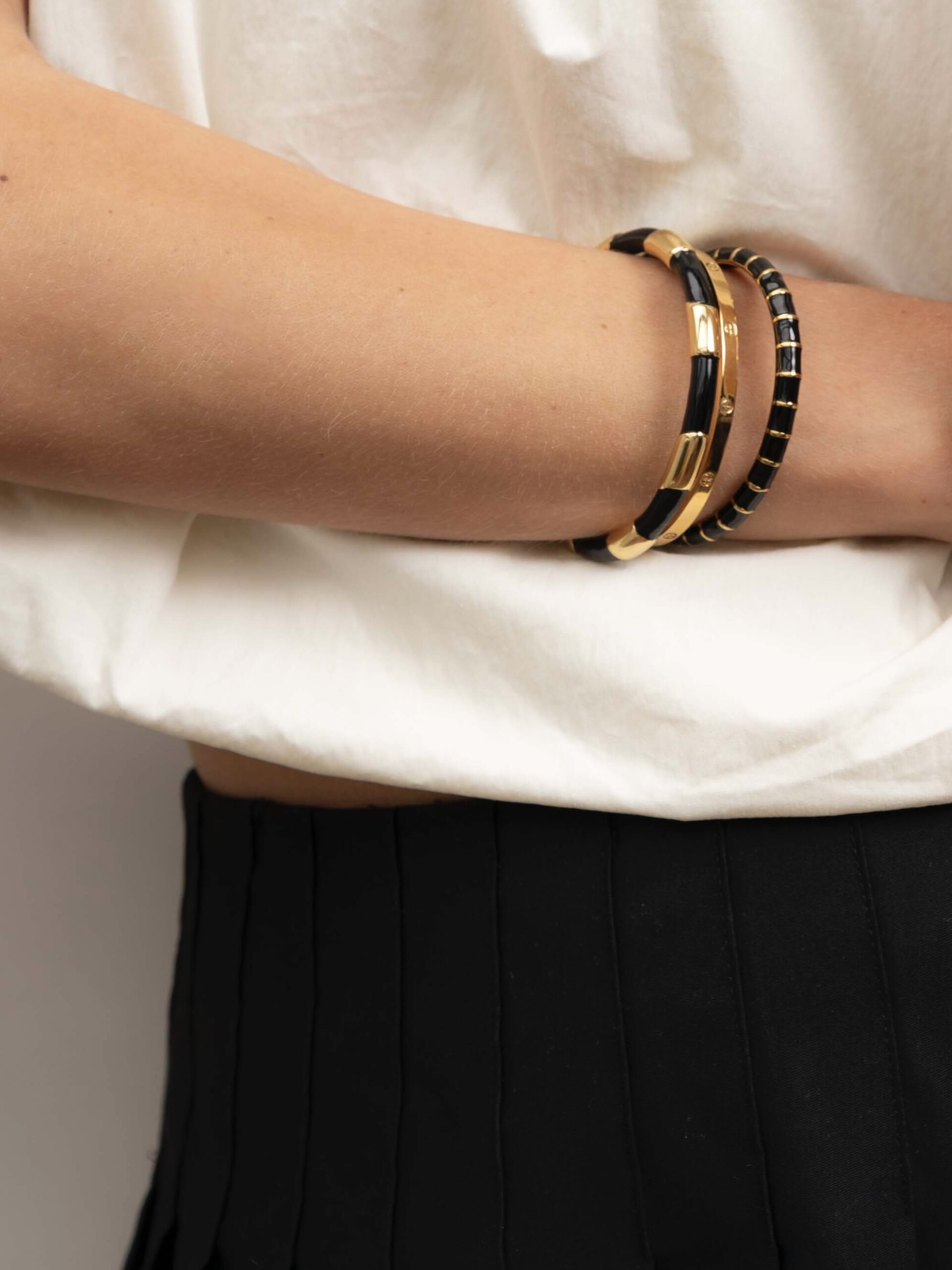 VERGULDE BANGLE MET ZWARTE EMAILLE (III) zwart - LEEF mode en accessoires