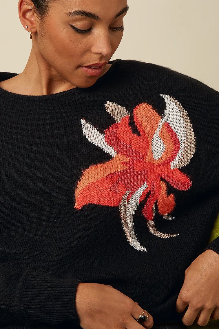 Zwart Valentina Top Rime 001 van King Louie, close-up van de stijlvolle top met ronde hals en zacht materiaal.