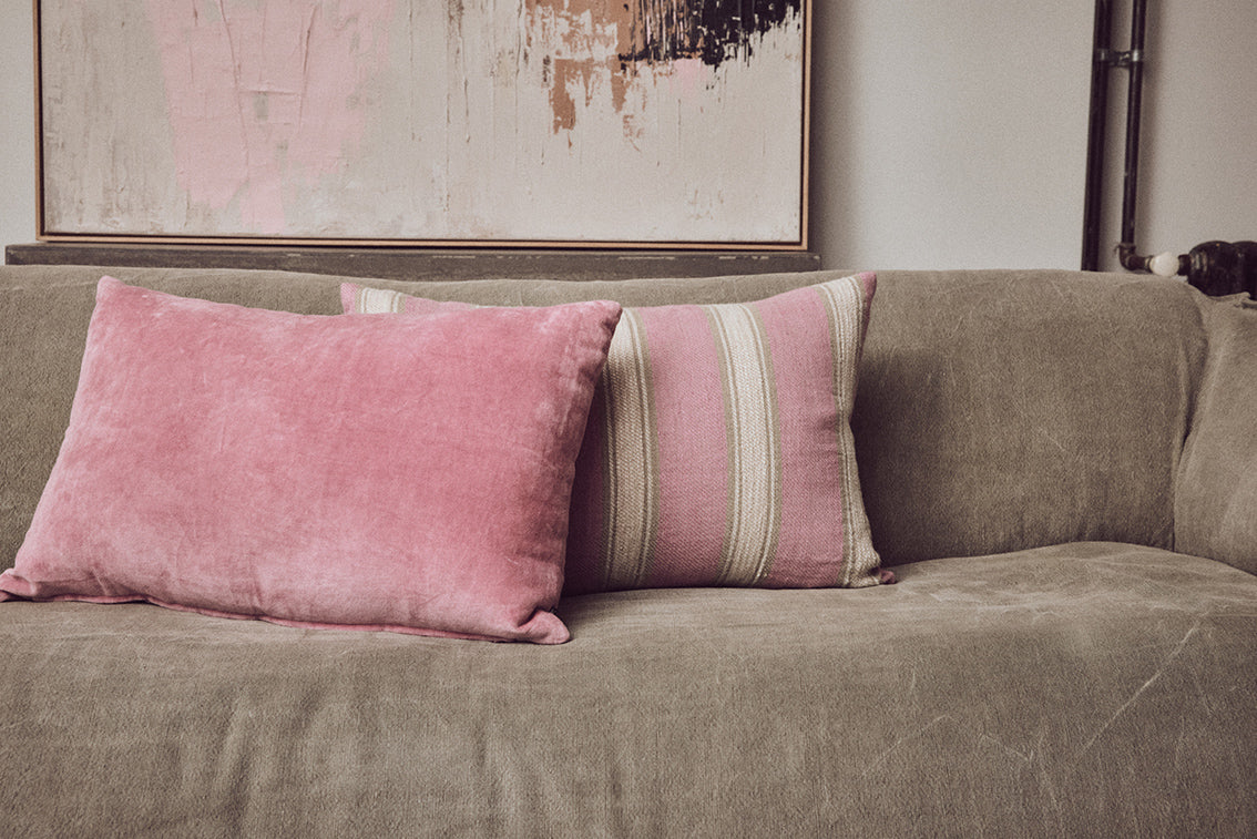 Velvet Cushion Rose (60x40cm) Rose - LEEF mode en accessoires