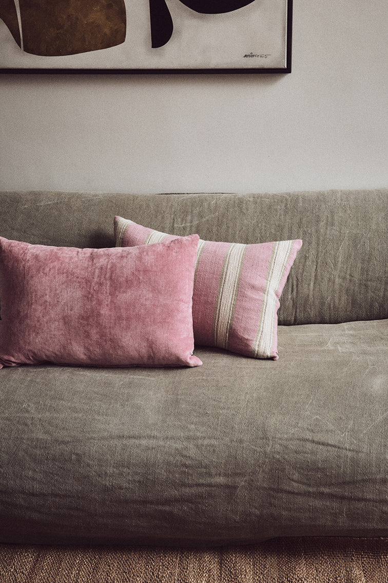 Velvet Cushion Rose (60x40cm) Rose - LEEF mode en accessoires