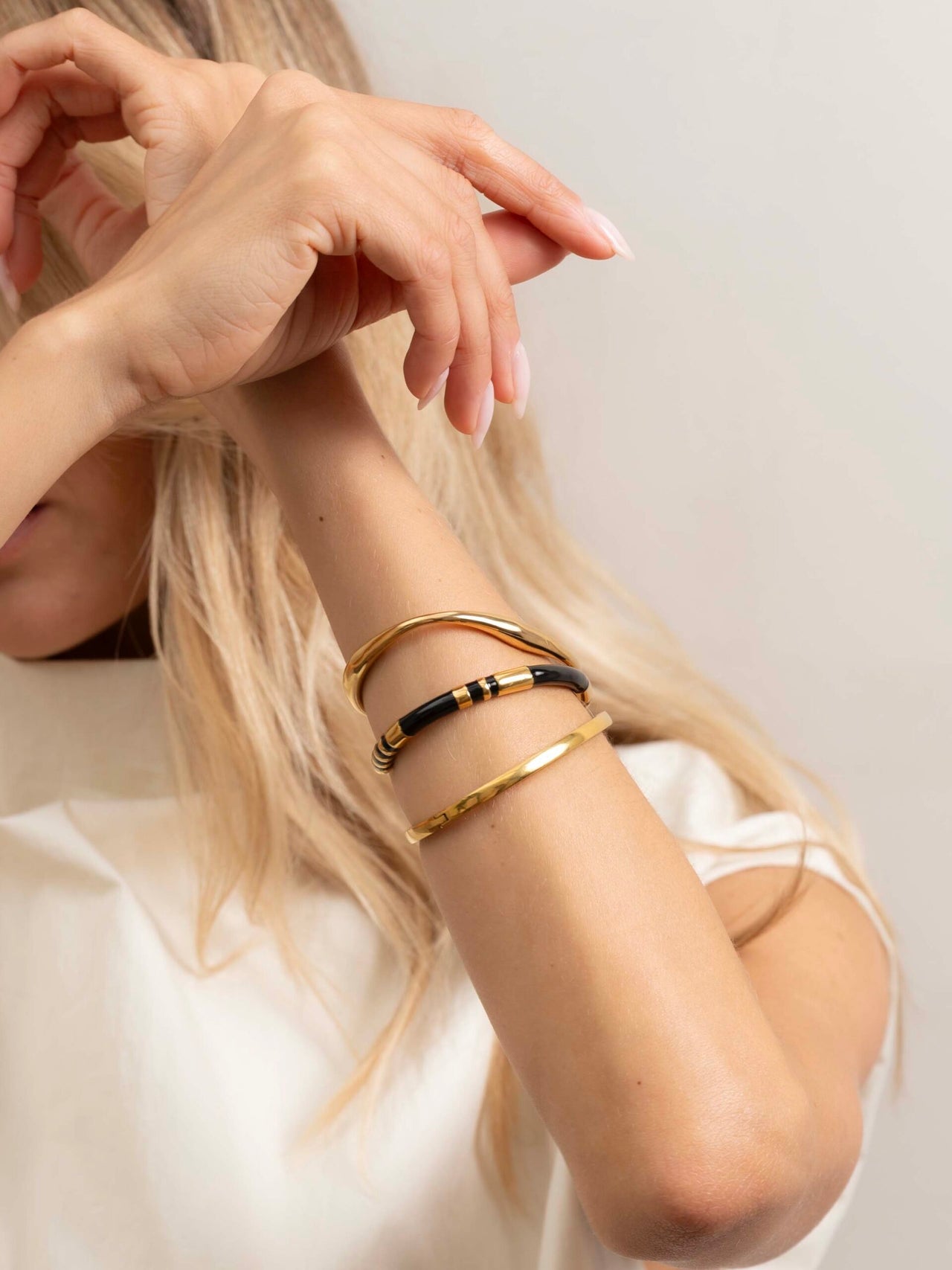 Vergulde Bangle met zwarte Emaille goud