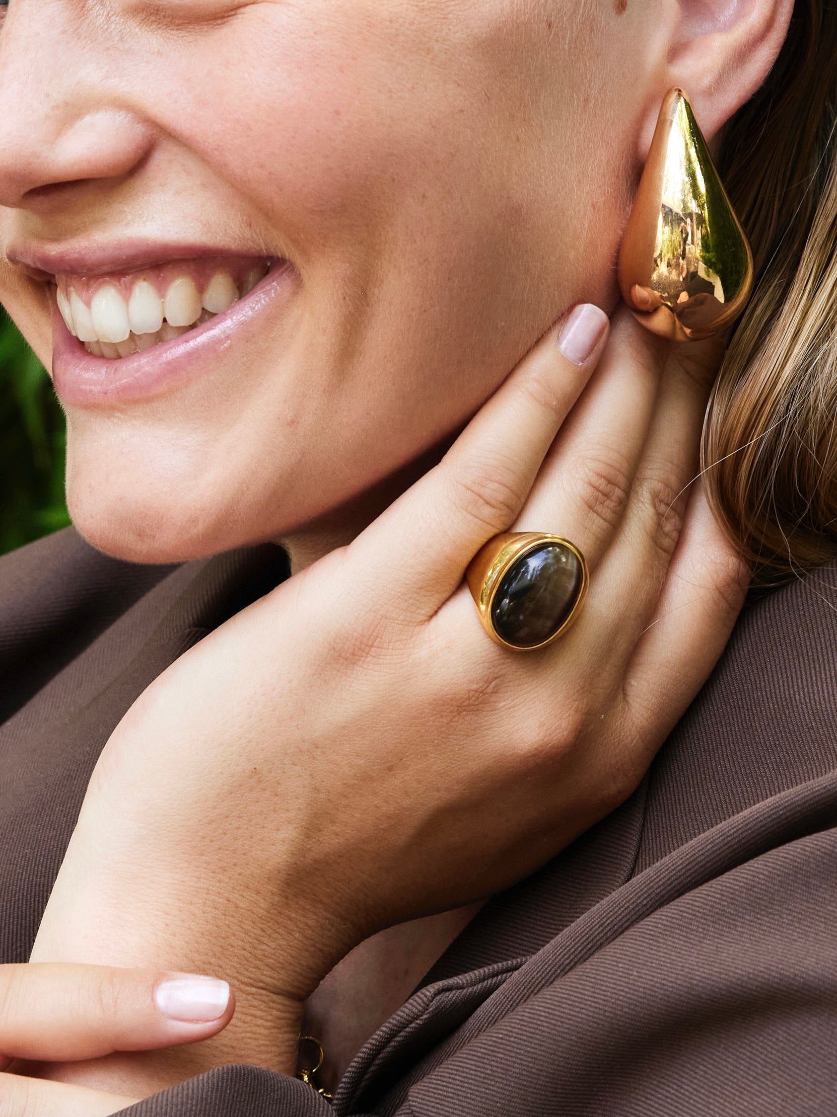 Vergulde druppel oorstekers XL - LEEF mode en accessoires