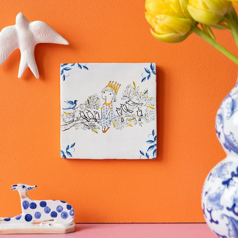 Decoratief tegel met vogelmotief van 10x10 cm van StoryTiles, gedetailleerd ontwerp met kleurrijk vogelpatroon.