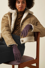 Wander Glove 600 Porto Red van King Louie, rood wollen handschoen met zachte textuur en stijlvolle uitstraling.