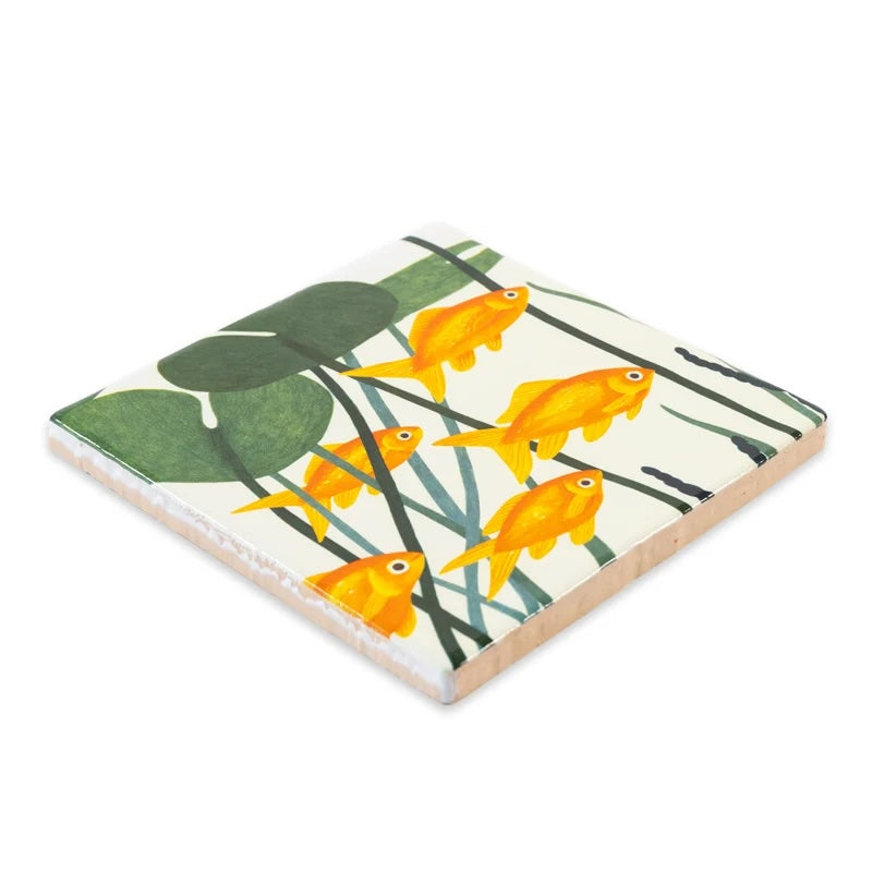 Decoratieve tegel van StoryTiles met het ontwerp "We Stick Together", 10x10 cm, met kleurrijke, samenhangende patronen.