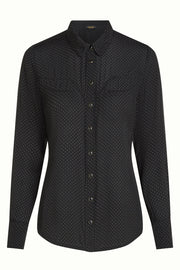 Zwarte western blouse Tilly 001 van King Louie, met decoratieve knopen en losse pasvorm, gedragen door een model.