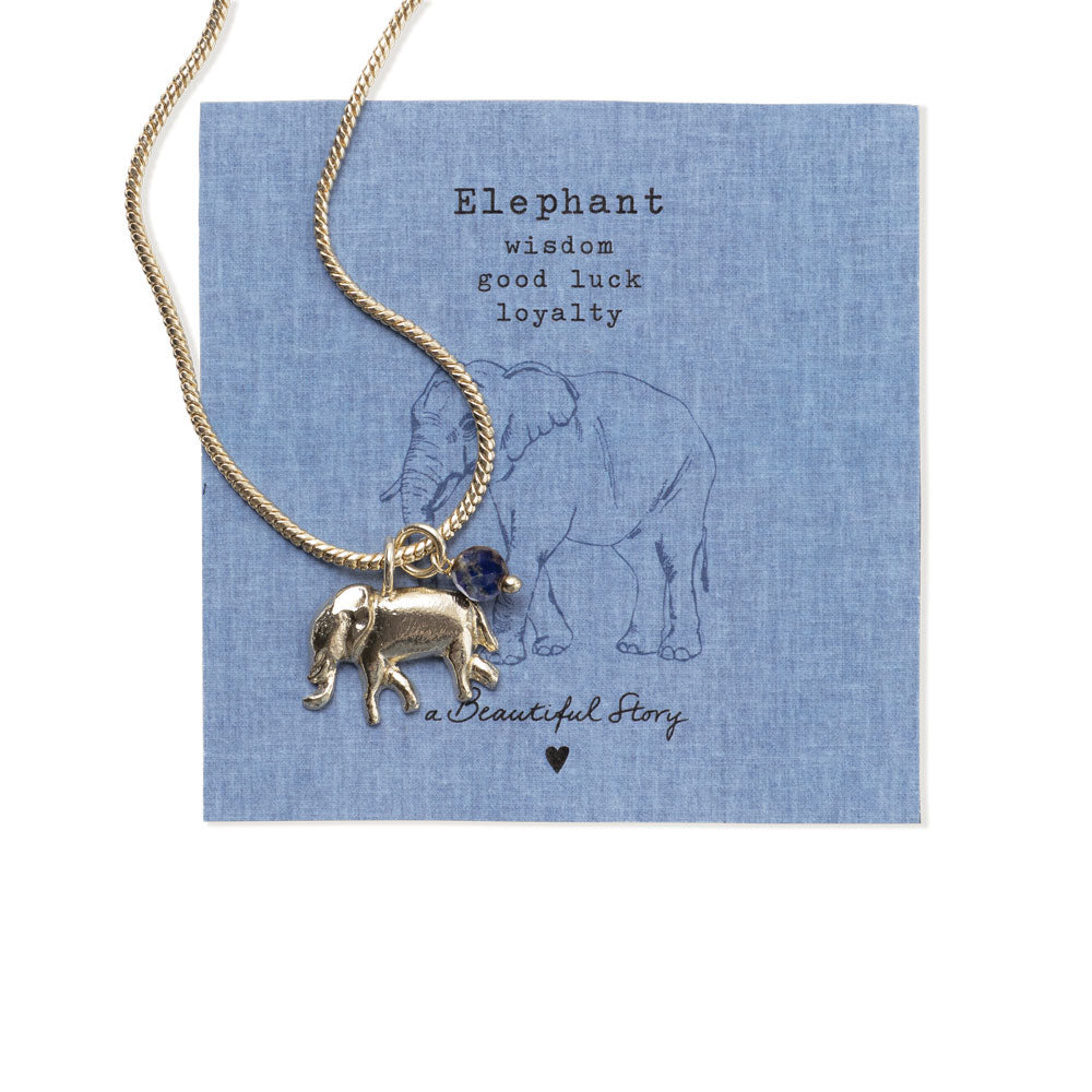 Zilveren Wild Elephant Lapis Lazuli ketting van a Beautiful Story met blauwe edelstenen en een olifantenhanger.