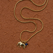 Wild Elephant Lapis Lazuli ketting van a Beautiful Story met blauwe lapis lazuli kralen en een elephant hanger, elegant en uniek.
