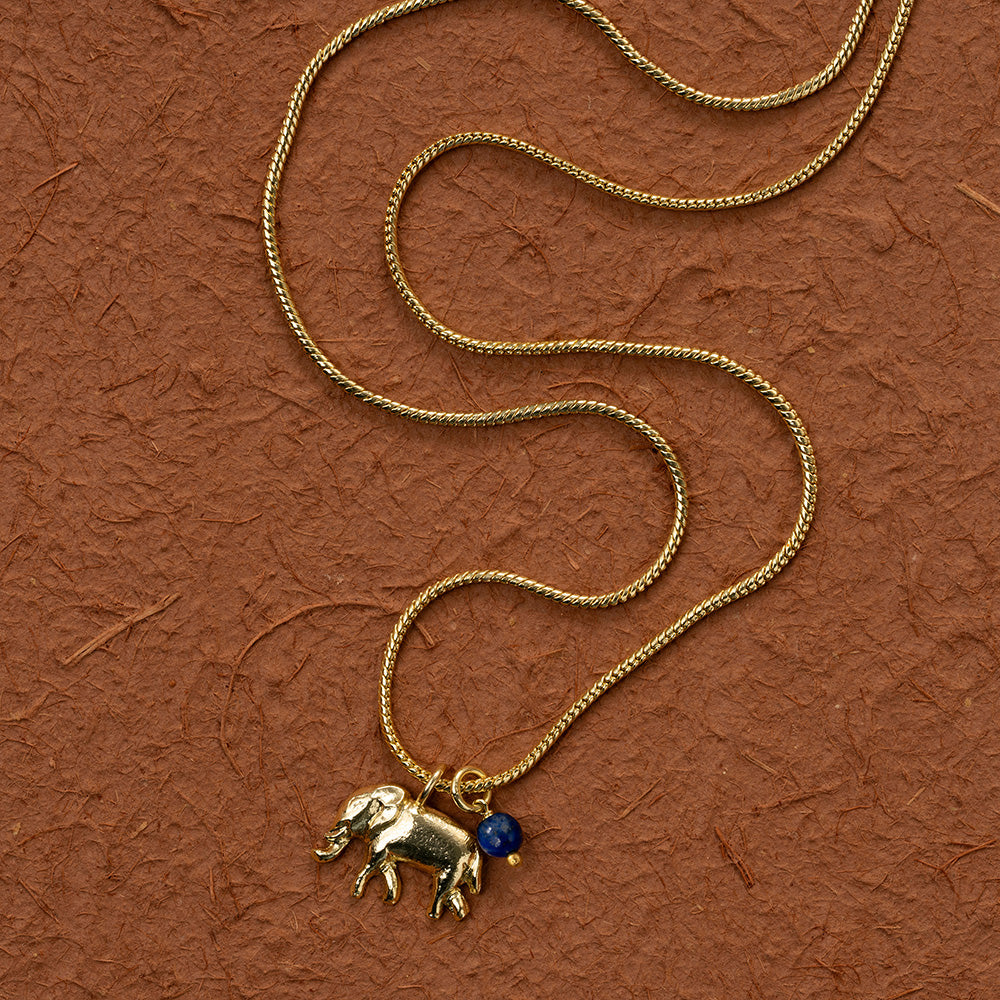 Wild Elephant Lapis Lazuli ketting van a Beautiful Story met blauwe lapis lazuli kralen en een elephant hanger, elegant en uniek.