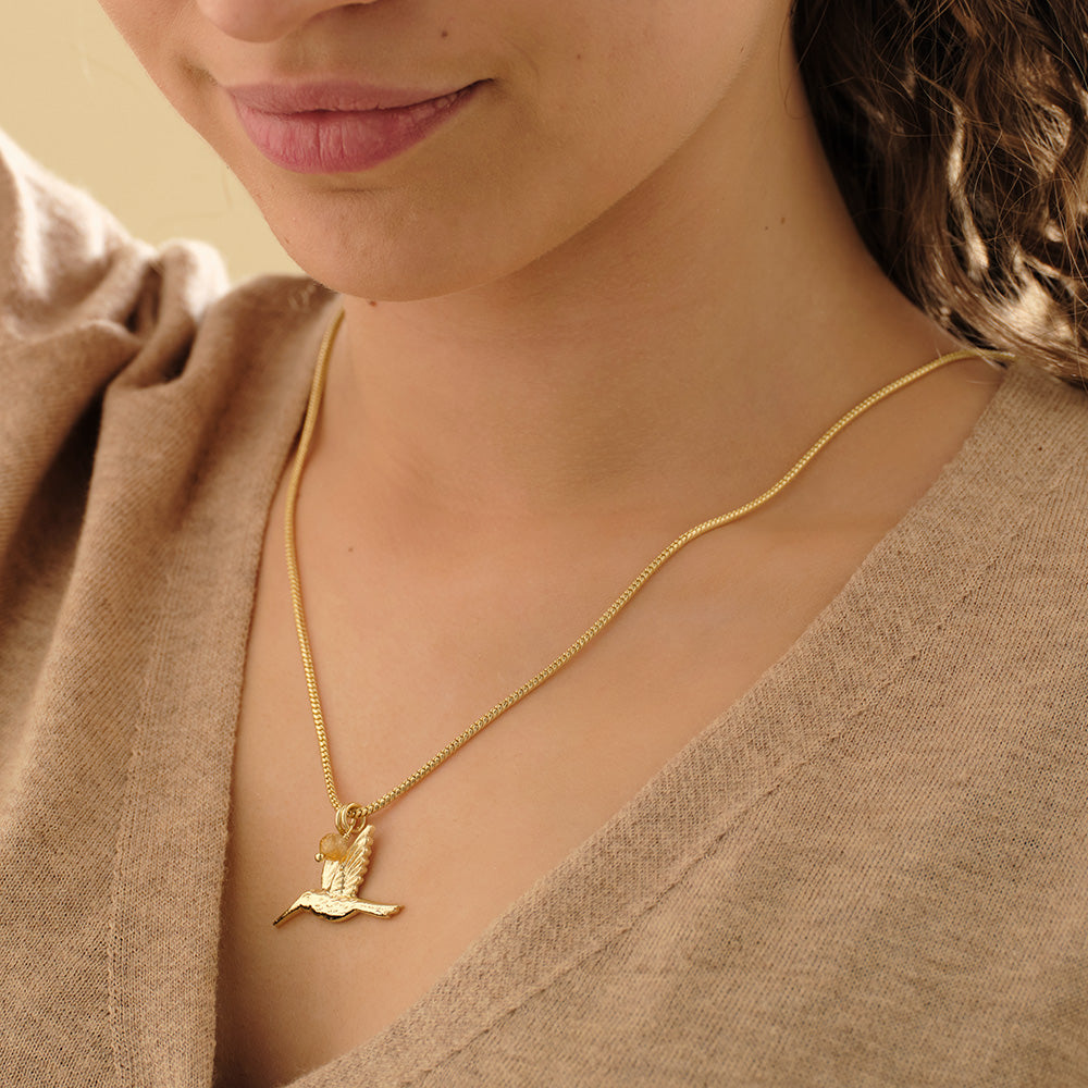 Gouden Wild Hummingbird Citrine ketting van a Beautiful Story met een grote citrien hanger en bloemenmotief.