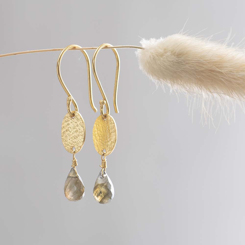 Hopeful Labradorite Gold Earrings Labradorite van a Beautiful Story te koop bij LEEF mode en accessoires Meppel