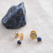 Mini Coin Lapis Lazuli Gold Earrings Lapis Lazuli van a Beautiful Story te koop bij LEEF mode en accessoires Meppel