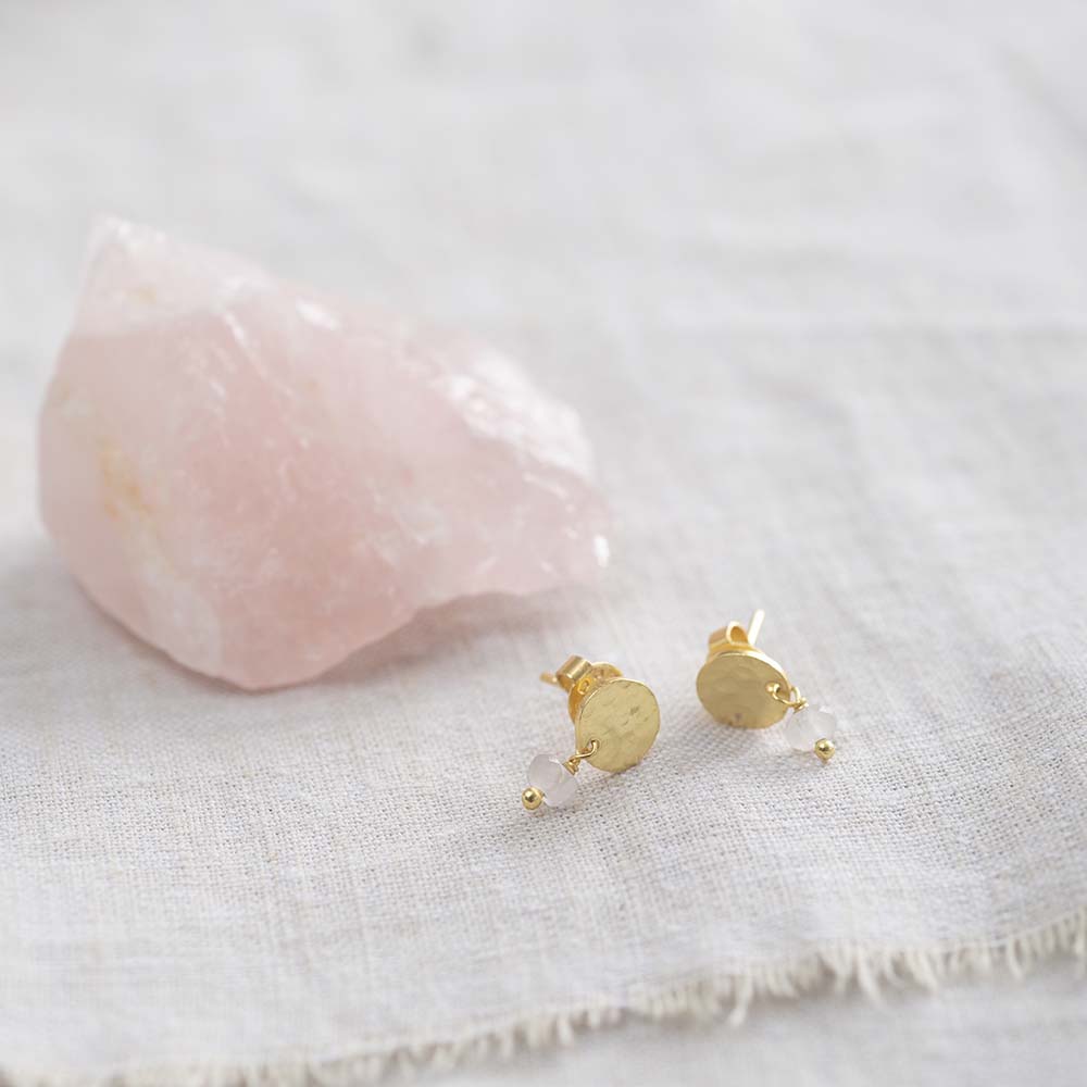 Mini Coin Rose Quartz Gold Earrings Rose quartz van a Beautiful Story te koop bij LEEF mode en accessoires Meppel