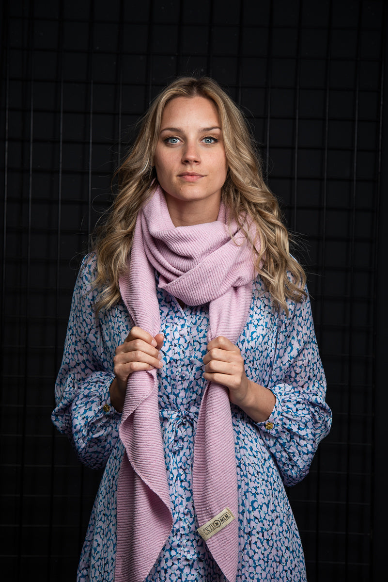 Omslagdoek Astana Triangle light pink van Twelve Million te koop bij LEEF mode en accessoires Meppel