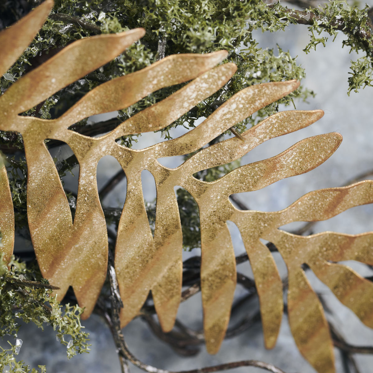 Ornament, tin plate leaf  Antique gold van House Doctor te koop bij LEEF mode en accessoires Meppel