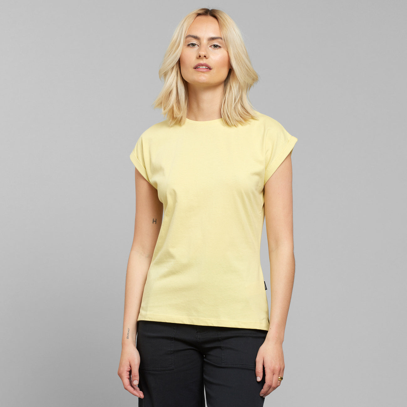 T-Shirt Visby Base Dusty yellow - LEEF mode en accessoires